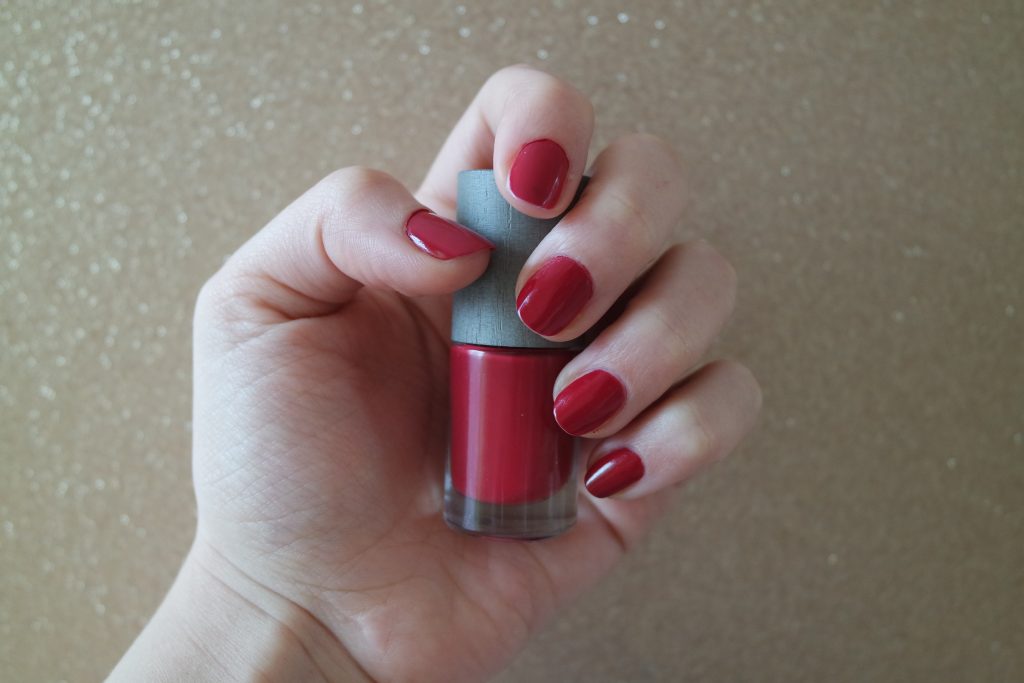 vernis ongle the red one boho green makeup