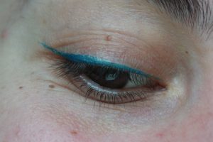 eye liner bio couleur caramel swatch bleu