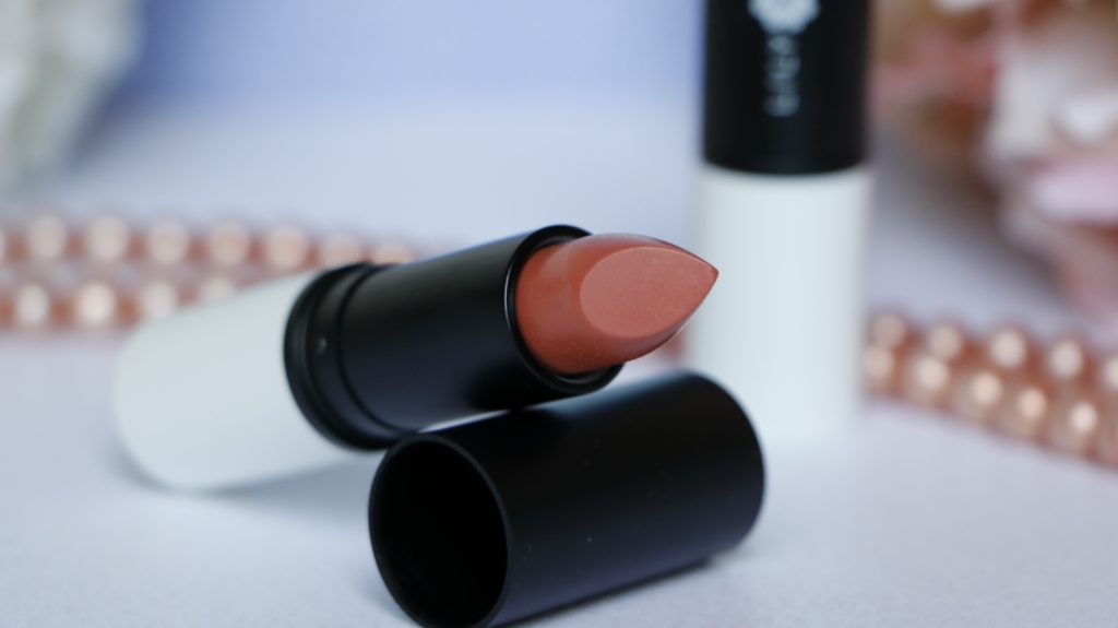 demure lily lolo rouge à lèvre nude