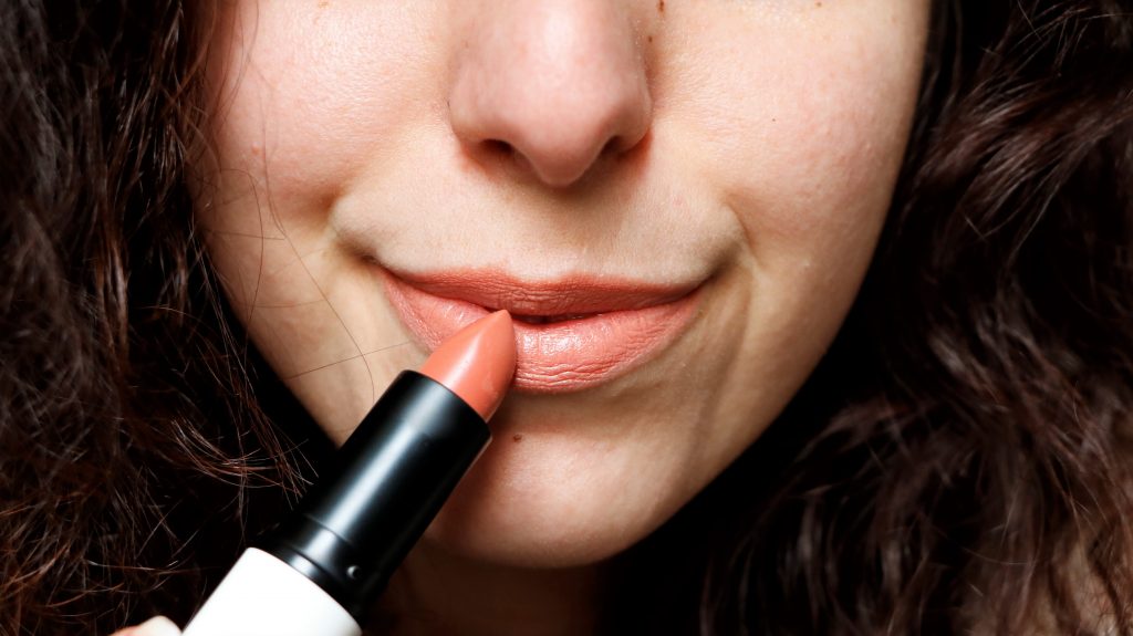 demure lily lolo swatch rouge a levre naturel