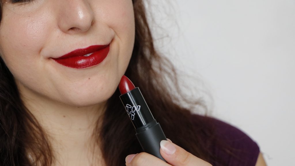 Le rouge à lèvre Sweet and Safe Bordeaux 01 de Absolution, un rouge à lèvre naturel aubergine, ultra pigmenté