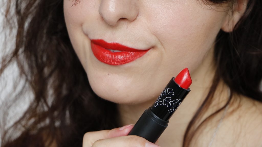 Le rouge à lèvre sweet and safe coquelicot d'Absolution, un magnifique rouge plein de peps