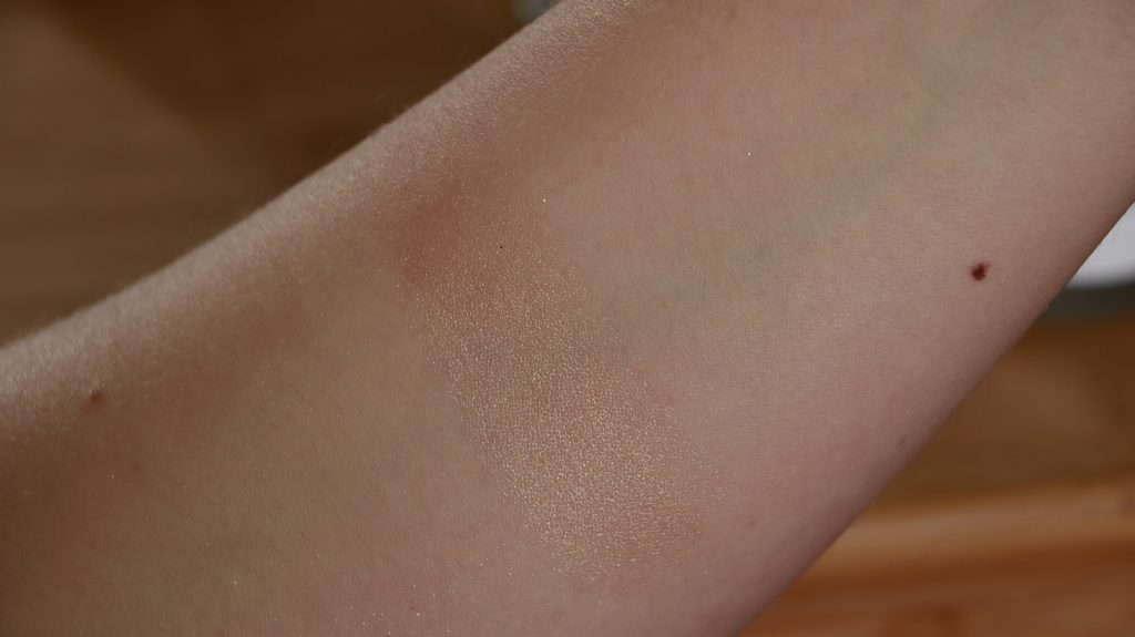 highlighter ilia beauty cosmic dancer swatch