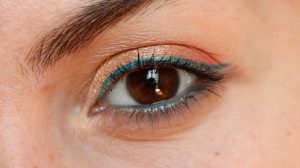 Maquillage bio coloré orange bleu doré