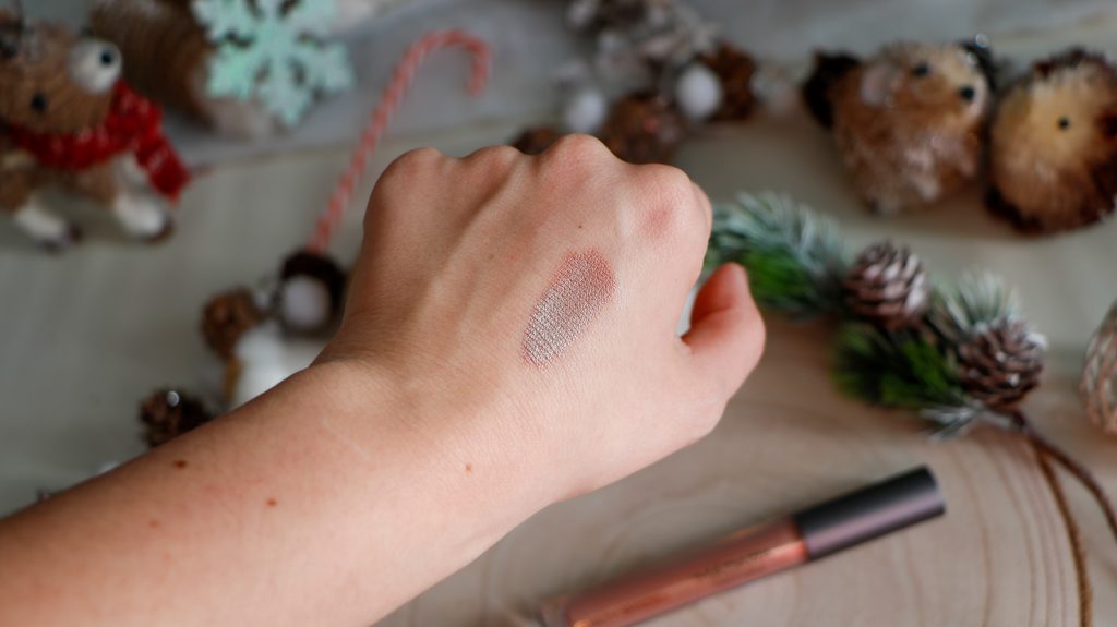 swatch fard à paupière rose irisé vert madara cosmetics