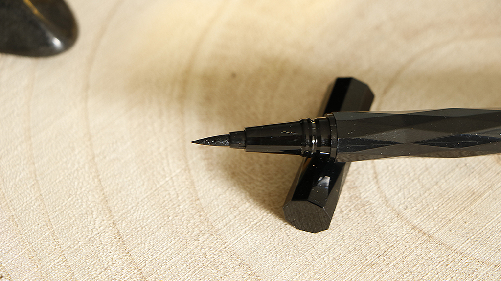 Pointe de l'eyeliner feutre noir de Lovinah Beauty