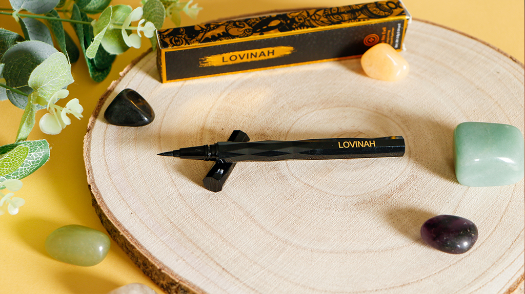 Revue sur l'eyeliner feutre naturel noir de Lovinah Beauty 